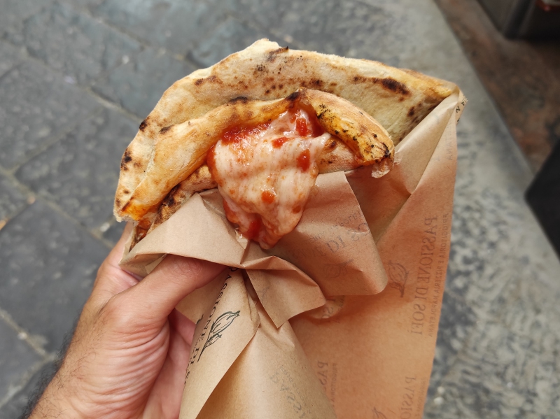 Napoli, pizza a portafoglio