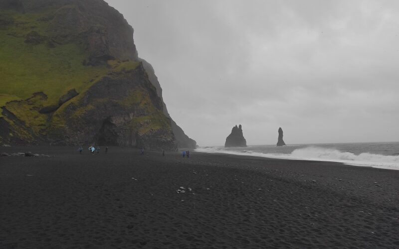 Islanda, la spiaggia nera di Reynisfjara