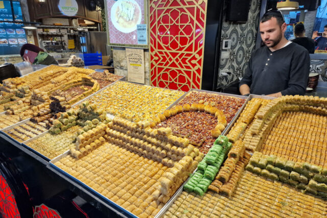Il mercato Mahane Yehuda di Gerusalemme: un’esplosione di profumi e colori