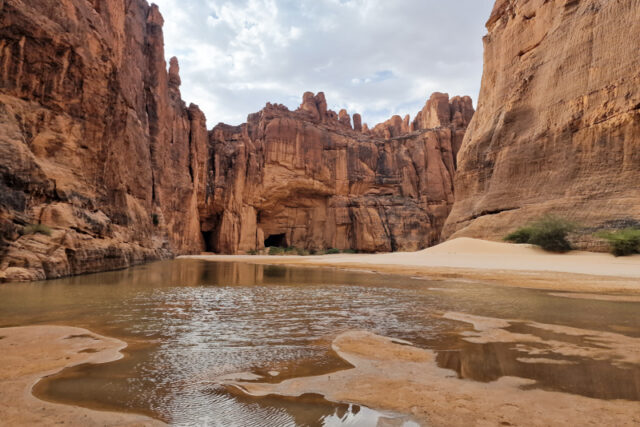 La spettacolare Guelta d’Archei, oasi nel mezzo del Sahara