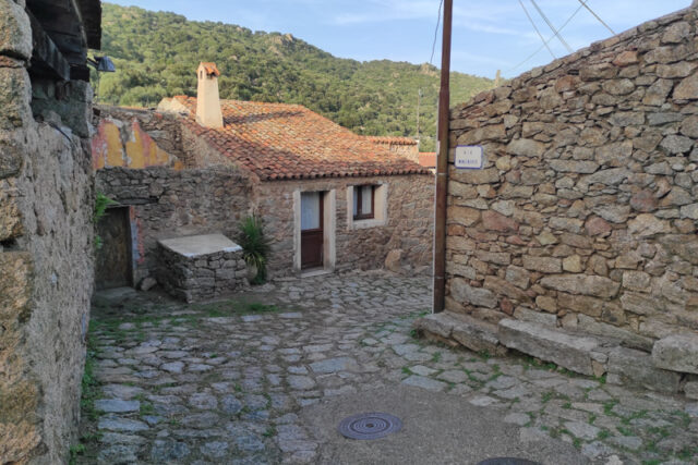 Lollove, il borgo fermo nel tempo