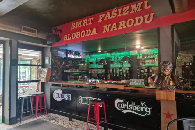 Il Caffè Tito di Sarajevo: Un Tuffo nella Storia e nella Cultura Jugoslava