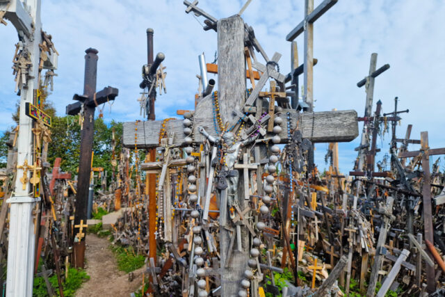 La Collina delle Croci: Un Luogo di Fede e Memoria in Lituania
