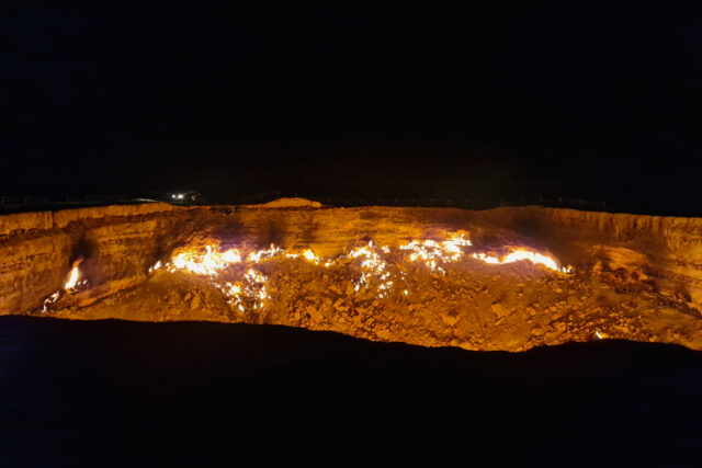 Il Cratere di Darvaza: La Porta dell’Inferno del Turkmenistan