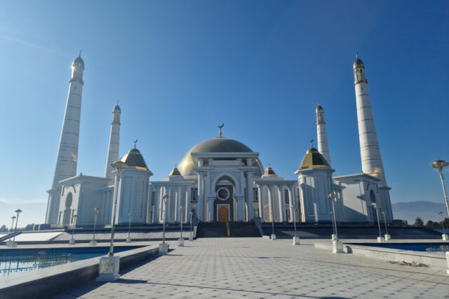 La Moschea di Turkmenbashi Ruhy: Splendore e Spiritualità ad Ashgabat