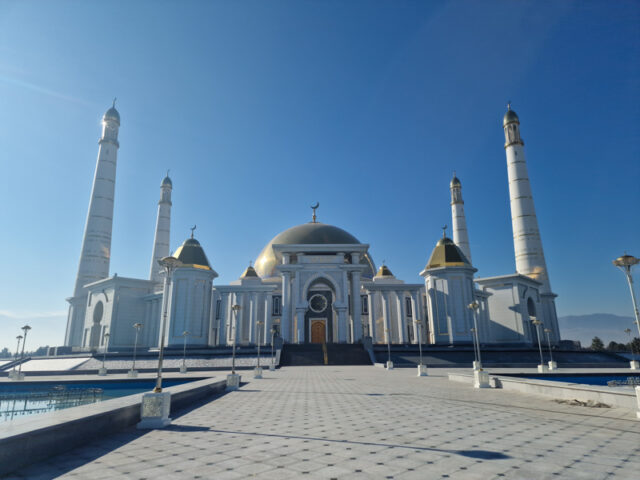 La Moschea di Turkmenbashi Ruhy: Splendore e Spiritualità ad Ashgabat