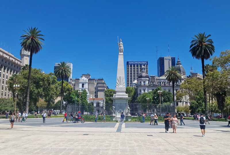 Buenos Pires, Plaza de Mayo