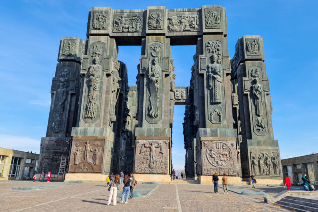 Le Cronache della Georgia: il monumento colossale che racconta l’anima del Caucaso