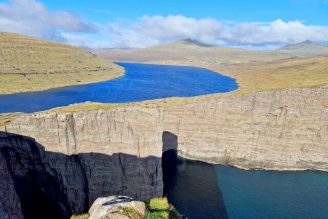 L’escursione lungo il lago Sorvagsvatn